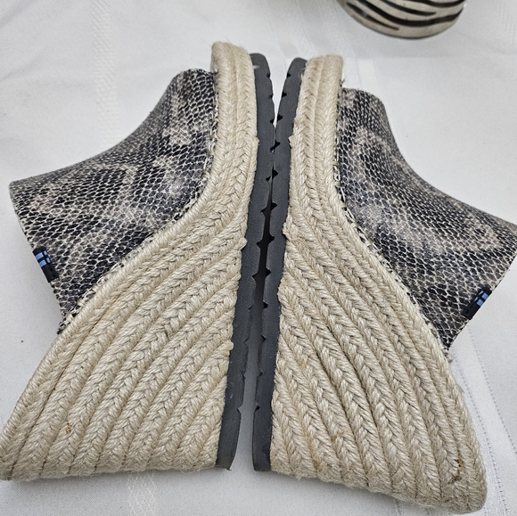 Toms Womens size 7.5 M Faux Leather snake print wedges mules. - Picture 12 of 12